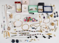 A collection of jewellery including silver gilt earrings, 9ct gold earring (0.4g), etc