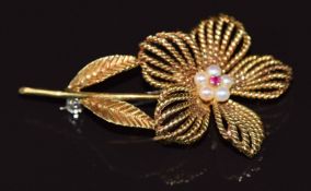 An 18ct gold brooch in the form of a flower set with a ruby and pearls, 8.4g 4.9x2.7cm