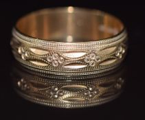 A 9ct gold wedding band / ring with engraved decoration, 3.6g, size T