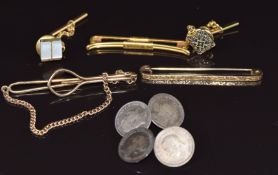 A 9ct gold brooch, 9ct gold tie clip (6.4g), tie pins and silver coin cufflinks