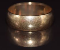 A 9ct gold wedding band / ring, 5.7g, size T