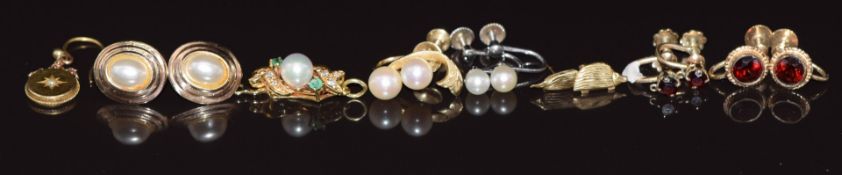 An 18k gold clasp set with a pearl, emeralds and diamonds (2.7g), five pairs of 9ct gold earrings