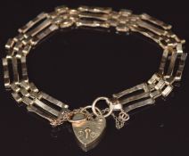 A 9ct gold gate bracelet with heart padlock clasp, 8.6g