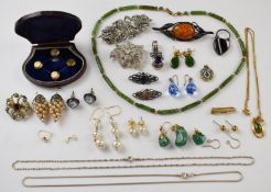 A collection of jewellery including Victorian silver padlock set with agate, silver chains, silver