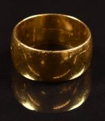 A 22ct gold wedding band / ring, 9.9g, size O