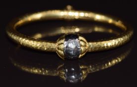 A bespoke 18ct gold bi-coloured bangle with hammered decoration, 19.8g
