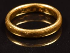 A 22ct gold wedding band / ring, London, 7.3g, size P