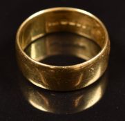 An 18ct gold wedding band / ring, 5.5g, size O