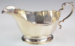 Mappin & Webb hallmarked silver sauce or gravy boat, Birmingham 1939, length 16cm, weight 171g