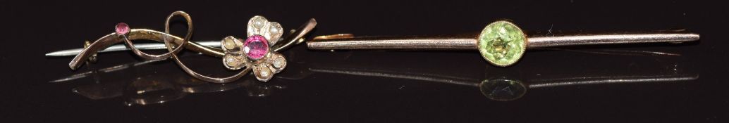 Edwardian 9ct gold brooch set with a round cut peridot (5.8g 5.7cm)and a 9ct gold brooch set with