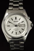 Seiko Kinetic gentleman's wristwatch ref. 5M63-0B90 with day and date aperture, luminous hands and