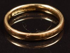 A 9ct gold wedding band / ring, 2.2g, size L