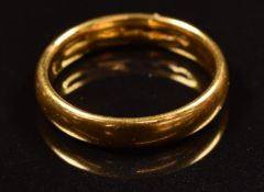 A 22ct gold wedding ring / band, 4.3g, size I