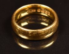 A 22ct gold wedding band / ring, 6.3g, size G