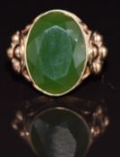 A 14k gold ring set with nephrite jade, 5.3g, size O