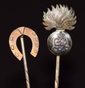Royal Artillery 9ct gold military stick pin in Goldsmiths & Silversmiths box and a 9ct gold