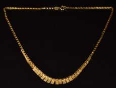 A 9ct gold necklace with textured design, 4.1g
