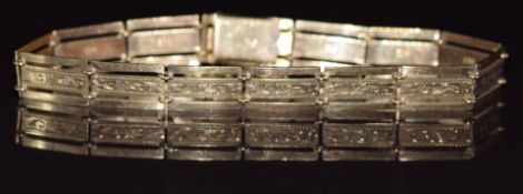 A 9ct gold bracelet with engraved decoration, 6.4g