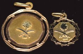 Two 18ct gold pendants depicting the Saudi Arabia emblem, 6.3g