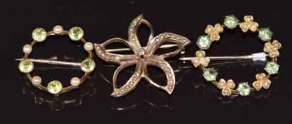 A 10k gold brooch/ pendant set with seed pearls and a diamond (3.2g 2.7cm), 9ct gold brooch set with