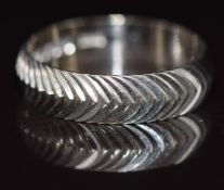 An 18ct white gold wedding band / ring with textured decoration, 2.3g, size L