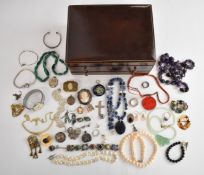 A collection of jewellery including silver filigree brooch set with a cameo, 9ct gold and silver