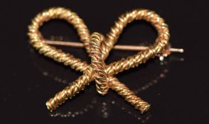 An 18ct bow brooch, 5g 2.7x2cm