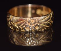 An 18ct gold ring with embossed ivy and floral decoration, Chester 1914, 4.7g, size P