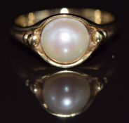 A 9ct gold ring set with a pearl, 2.3g, size H