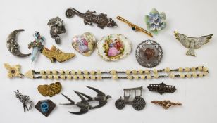 A collection of jewellery including two 9ct gold bar brooches (4.4g), silver, marcasite, carved bone