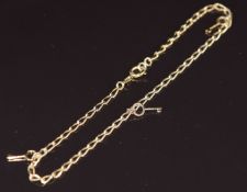 An 18ct gold bracelet with three 18ct gold key charms, 2.9g 23.5cm