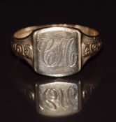A 9ct gold signet ring, 4.6g, size T