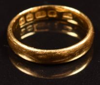 A 22ct gold wedding band / ring, 3.8g, size J