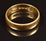 An 18ct gold wedding band / ring, 5g, size R