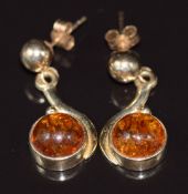 A pair of 9ct gold earrings set with pressed amber, 2.7g