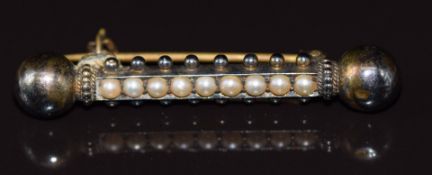 Victorian brooch set with seed pearls and sphere decoration, 2.7g 3.9cm
