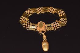 A 21k gold bracelet with acorn charm / safety chain, 15.2g 16.5cm