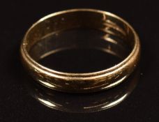 A 9ct gold wedding band / ring, 2.2g, size P