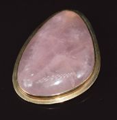 A 9ct gold pendant/ brooch set with a rose quartz cabochon, 17g 4.8x3.4cm