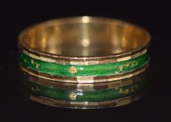An 18ct gold ring set with green enamel, 3.1g, size P