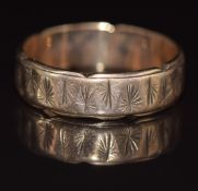 A 9ct gold wedding band / ring, 2.9g, size M