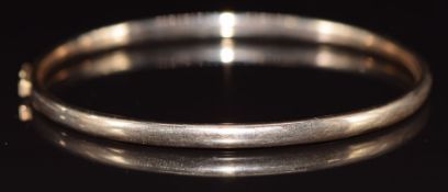 A 9ct gold bangle, 5.2g