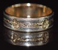 A 9ct gold wedding band / ring with engraved bicolour decoration, 3.4g, size P