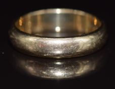 A 9ct gold wedding band / ring, 5g, size R