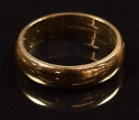 A 9ct gold wedding band / ring, 4.1g, size M