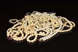A strand of cultured pearls with platinum clasp set with diamonds, fresh water pearl necklace with