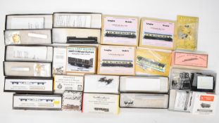 Fifteen N gauge model railway kits to include GWR twin railcar, GWR and BR etc, by Langley, Arch