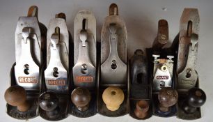 Seven various woodworking planes comprising Woden W4 and W4 1/2, Bailey No 4 andf 4 1/2, Anant