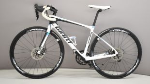 Giant Defy advanced 2 carbon fibre bicycle, with mudguards, paperwork etc