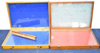 Two folding display cases with removable ends, 80 x 55 x 14cm